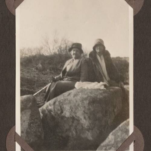 maggie-and-lizzie-at-wallabrook-easter-1929_35995468761_o.jpg