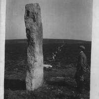Drizzlecombe menhir and stone row