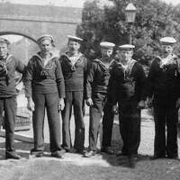1WW SAILORS AT BUDLEIGH SALTERTON RAILWAY STATION OFF TO JOIN THEIR SHIP