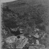 Hut or cache near Stalldown Barrow