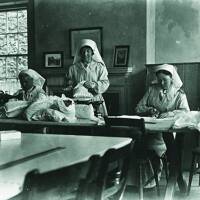 1WW WOMEN SEWING SPHAGNUM MOSS INTO BAGS, IMPERIAL HOTEL, PRINCETOWN 1917