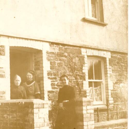 Ladies outside a cottage at Shellaford