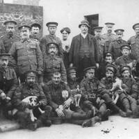 1WW  MEN OF THE 8TH DEVONS BILLETED AT THE BARTONS, DAWLISH IN 1914