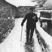 A Lustleigh postman delivering mail in the snow