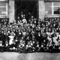 1WW DAWLISH SCHOOLCHILDREN HOLDING UP WAR SAVINGS BOOKS 
