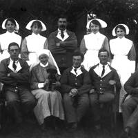 1WW A GROUP OF WOUNDED TOMMIES AT A TAVISTOCK HOSPITAL C 1917 