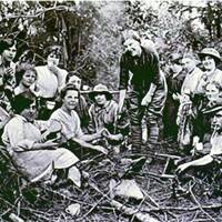 1WW BRENT TOR FORESTRY WORKERS AND LAND GIRLS TAKING A BREAK