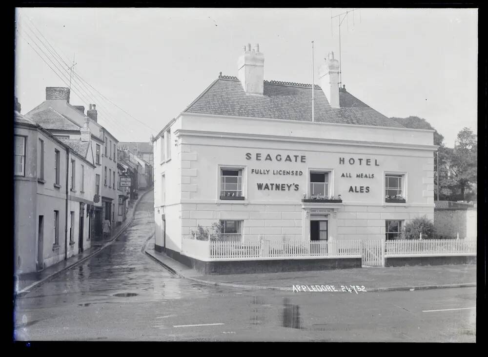 Appledore: Street + Seagate Hotel, Northam