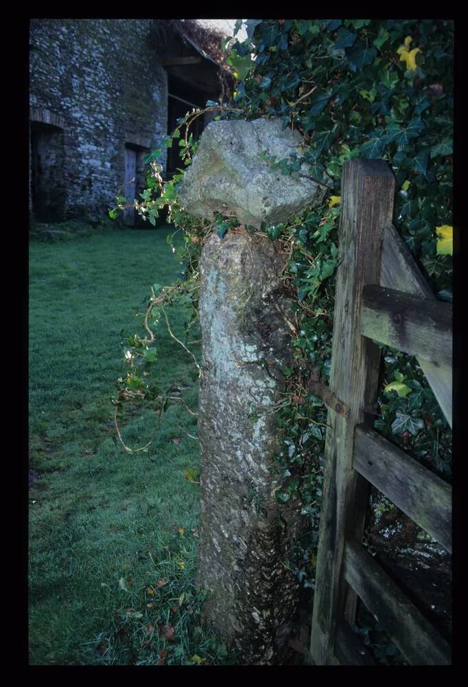 Haredon farm cross