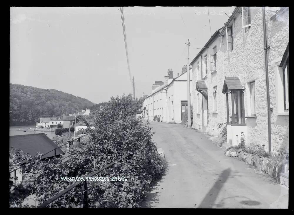 Road + river, Newton Ferrers