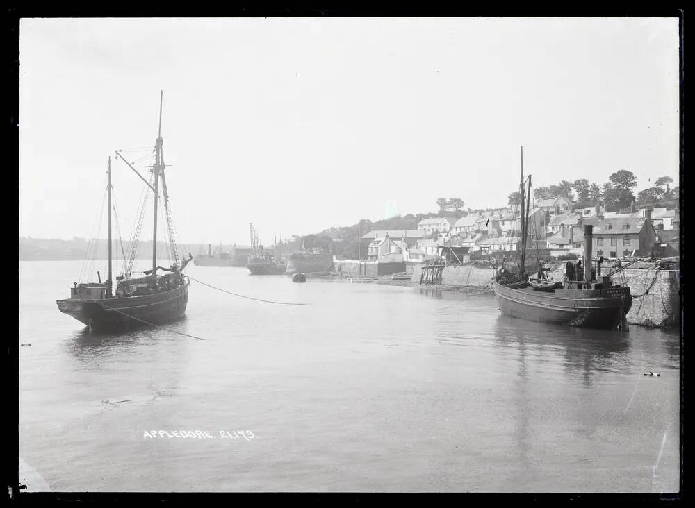 Appledore: Quay + shipping, Northam